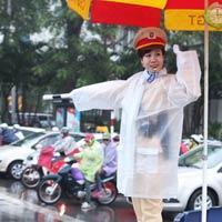 Tò mò nhìn nữ CSGT điều khiển giao thông