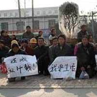 TQ: Hàng nghìn công nhân quỳ xin chính phủ