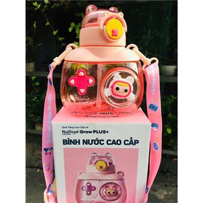 Bình Nước Nhựa Ngộ Nghĩnh 600ml Có Ống Hút + Dây Đeo - Tặng Kèm Hình Dán 3D (Nutifood Grow Plus HỒNG)