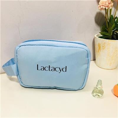 Bóp Đựng Mĩ phẩm/ Đồ Cá Nhân Có Dây Xách LACTACYD - MÀU XANH  Bop Dung Mi pham/ Do Ca Nhan Co Day Xach LACTACYD - MAU XANH