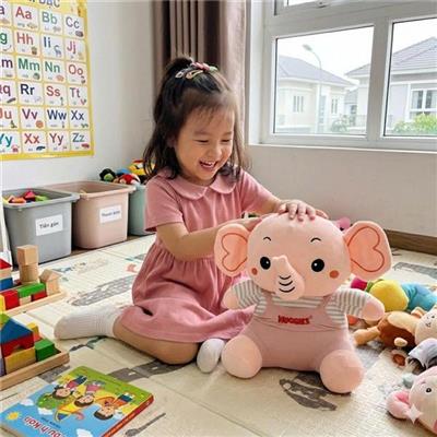 Voi Nhồi Bông Huggies Mặc Quần Yếm Siêu Mềm Mịn Ngồi Cao 35cm MÀU HỒNG