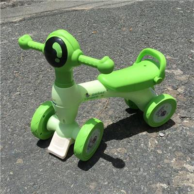 Xe Chòi Chân VŨ TRỤ Cho Bé Có Nhạc Đèn (Vitadairy) MÀU XANH LÁ + 2 PIN AAA