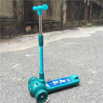 Xe Trượt Scooter Có Nhạc Đèn Cho Bé 3 - 6 Tuổi Màu XANH LÁ + 3 Pin AAA (HEO - BOBBY)