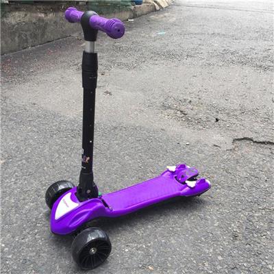 Xe Trượt Scooter Có Đèn Cho Bé 3 - 10 Tuổi Màu TÍM + 3 Pin AA (TÊN LỬA - Abbott PediaSure)  Xe Truot Scooter Co Den Cho Be 3 - 10 Tuoi Mau TIM + 3 Pin AA (TEN LUA - Abbott PediaSure)